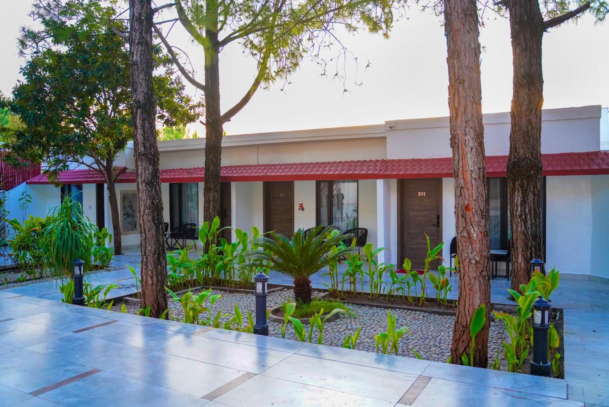 Ifq Hotel & Resort Исламабад Екстериор снимка